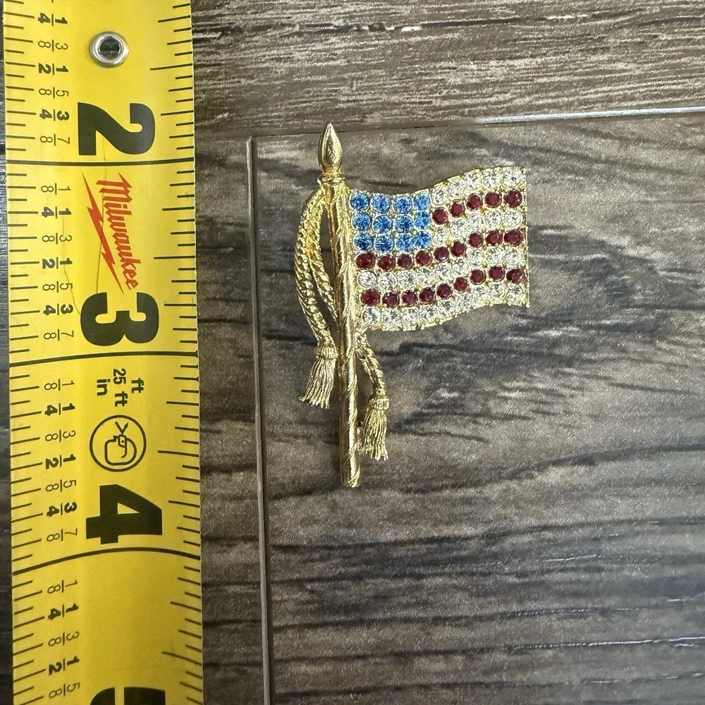 Vintage Signed JJ American Flag Brooch Rhinestone Patriotic USA Pin Gold‎ Tone